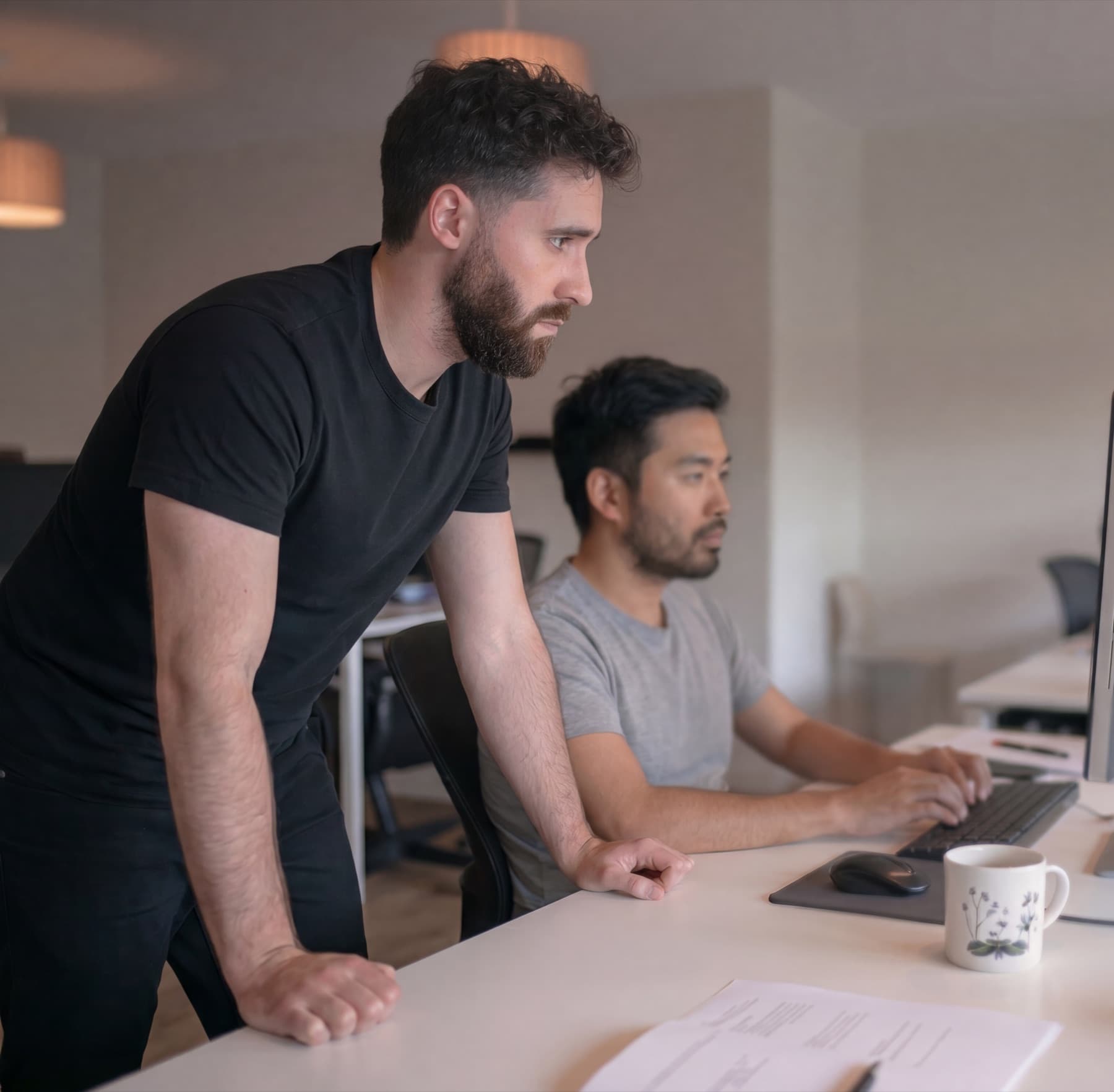 Adam Taha au travail à l’écran avec un client